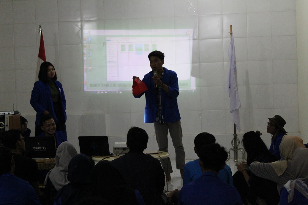 Kegiatan peserta mempresentasikan hasil karya, berupa mini koran dan video jurnalistik